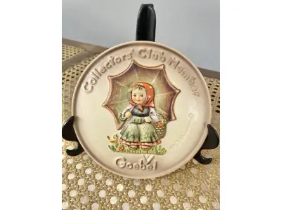 01 LINDA E RARA PLACA DE MEMBRO DO CLUBE DE COLECIONADORES GOEBEL HUMMEL PLACA Nº 690 EDIÇÃO ESPECIAL Nº 2 DE 1978 COM 15 CM DE CUMPRIMENTO "GERMANIA"  LANÇADA SOMETE PARA MEMBROS DO CLUBE DE COLECIONADORES GOEBEL. ITEM COMPRADO EM GARAGENS DE ANTIGUIDADES NOS EUA.SUPORTE PARA PRATO NÃO INCLUÍDO NESTA VENDA. (NO ESTADO) ATENÇÃO! FAZER A VISITAÇÃO ANTES DE ARREMATAR, NÃO SABEMOS SE FUNCIONA, LEILÃO NÃO TEM GARANTIA E NEM DEVOLUÇÃO, SUJEITO A POSSÍVEIS AVARIAS VISÍVEIS/OCULTAS E/OU AUSÊNCIA DE COMPONENTES.