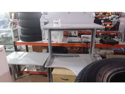 LOTE 319 - 01 MESA EM L, 01 MESA DE ESCRITÓRIO E 01 GAVETEIRO. (NO ESTADO) ATENÇÃO! FAZER A VISITAÇÃO ANTES DE ARREMATAR, NÃO SABEMOS SE FUNCIONA, LEILÃO NÃO TEM GARANTIA E NEM DEVOLUÇÃO, SUJEITO A POSSÍVEIS AVARIAS VISÍVEIS/OCULTAS E/OU AUSÊNCIA DE COMPONENTES.