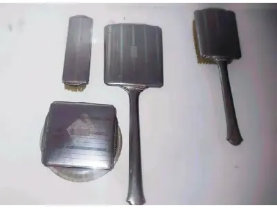 LOTE 010 - 01 CONJUNTO DE ESCOVA DE CABELO VINTAGE GUARDADO DÉCADA DE 80  COMPRADOS EM GARAGEM DE ANTIGUIDADES DOS EUA, ESPELHO COM 36 CM DE ALT.ESCOVA 27 CM,ESCOVA MENOR 16 CM. . (NO ESTADO) ATENÇÃO! FAZER A VISITAÇÃO ANTES DE ARREMATAR, NÃO SABEMOS SE FUNCIONA, LEILÃO NÃO TEM GARANTIA E NEM DEVOLUÇÃO, SUJEITO A POSSÍVEIS AVARIAS VISÍVEIS/OCULTAS E/OU AUSÊNCIA DE COMPONENTES.