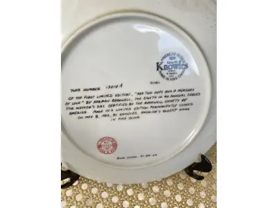 LOTE 050 - 01 RARO PRATO DE "1983 ADD TWO CUPS AND A MEASURE OF LOVE - COLLECTIBLE PORCELAIN PLATE", DE NORMAN ROCKWELL! FABRICADO PELA KNOWLES, A MARCA MAIS ANTIGA DA AMÉRICA EM PORCELANA FINA. MEDE APROXIMADAMENTE 21,5 CM DE DIÂMETRO.NO VERSO DO PRATO ESTÁ ESCRITO: "DA PRIMEIRA EDIÇÃO LIMITADA, 'ADD TWO CUPS AND A MEASURE OF LOVE', DE NORMAN ROCKWELL. O OITAVO DE UMA SÉRIE ANUAL PARA O DIA DAS MÃES. COM CERTIFICADO DE ALTENCIDADE PELA ROCKWELL SOCIETY OF AMERICA. FEITO EM EDIÇÃO LIMITADA, PERMANENTEMENTE FECHADO EM 8 DE MAIO DE 1983, POR KNOWLES.ITEM COMPRADO EM GAREGEM DE ANTIGUIDADES NOS EUA.SUPORTE PARA PRATO NÃO INCLUÍDO NESTA VENDA. (NO ESTADO) ATENÇÃO! FAZER A VISITAÇÃO ANTES DE ARREMATAR, NÃO SABEMOS SE FUNCIONA, LEILÃO NÃO TEM GARANTIA E NEM DEVOLUÇÃO, SUJEITO A POSSÍVEIS AVARIAS VISÍVEIS/OCULTAS E/OU AUSÊNCIA DE COMPONENTES.
