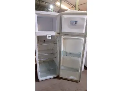 LOTE 328 - 01 GELADEIRA MARCA ELECTROLUX. (NO ESTADO) ATENÇÃO! FAZER A VISITAÇÃO ANTES DE ARREMATAR, NÃO SABEMOS SE FUNCIONA, LEILÃO NÃO TEM GARANTIA E NEM DEVOLUÇÃO, SUJEITO A POSSÍVEIS AVARIAS VISÍVEIS/OCULTAS E/OU AUSÊNCIA DE COMPONENTES.
