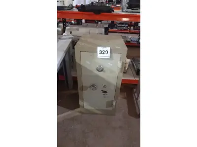 LOTE 320 - 01 COFRE. (NO ESTADO) ATENÇÃO! FAZER A VISITAÇÃO ANTES DE ARREMATAR, NÃO SABEMOS SE FUNCIONA, LEILÃO NÃO TEM GARANTIA E NEM DEVOLUÇÃO, SUJEITO A POSSÍVEIS AVARIAS VISÍVEIS/OCULTAS E/OU AUSÊNCIA DE COMPONENTES.