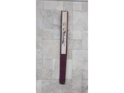 LOTE 004 - 01 LEQUE JAPONÊS ANTIGO GUARDADO A ANOS EM ÓTIMO ESTADO COM 32CM DE COMPRIMENTO. (NO ESTADO) ATENÇÃO! FAZER A VISITAÇÃO ANTES DE ARREMATAR, NÃO SABEMOS SE FUNCIONA, LEILÃO NÃO TEM GARANTIA E NEM DEVOLUÇÃO, SUJEITO A POSSÍVEIS AVARIAS VISÍVEIS/OCULTAS E/OU AUSÊNCIA DE COMPONENTES.