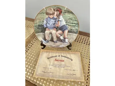 LOTE 022 - 01 RARO PRATO  DECORATIVO "SECRETS" DA ARTISTA  LUCELLE RAAD, COM 22 CM DE DIAMETRO NASCIDA GRÃ-BRETANHA EDIÇÃO LIMITADA APENAS 12,500 OBRAS LANÇADAS , PRODUZIDA PELA MODERN CONCEPTS LTD.EM 1983 PEÇA RARA COMPRADA EM GAREGEM DE ANTIGOS NOS EUA.SUPORTE PARA PRATO NÃO INCLUÍDO NESTA VENDA.    VEJA NAS FOTOS PREÇOS DELE EM OUTROS PAISES PRATOS MUITOS RAROS. (NO ESTADO) ATENÇÃO! FAZER A VISITAÇÃO ANTES DE ARREMATAR, NÃO SABEMOS SE FUNCIONA, LEILÃO NÃO TEM GARANTIA E NEM DEVOLUÇÃO, SUJEITO A POSSÍVEIS AVARIAS VISÍVEIS/OCULTAS E/OU AUSÊNCIA DE COMPONENTES.