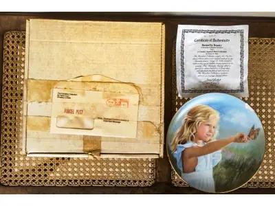 LOTE 230 - 01 PRATO DE COLECIONADOR DA HAMILTON COLLECTION, INTITULADO "BUTTERFLY BEAUTY", UM VERÃO COUNTRY, COM CERTIFICADO DE AUTENTICIDADE É UMA BELA ADIÇÃO A QUALQUER COLEÇÃO. APRESENTA UM DESLUMBRANTE DESIGN DE BORBOLETA MULTICOLORIDA, PERFEITO PARA TODAS AS OCASIÕES E ADICIONANDO UM TOQUE DE EXCENTRICIDADE A QUALQUER AMBIENTE. FABRICADO NOS ESTADOS UNIDOS, COM 10 DIAS DE VENDAS LIMITADOS PRATO NUMERADO COM CERTIFICADO ESTA PEÇA VINTAGE FAZ PARTE DA LINHA COUNTRY SUMMER. COM 23,5 CM DE DIÂMETRO. OBS PEQUE COM PEQUENO BICADO COMO MOSTRA NAS FOTOS. ITEM COMPRADO EM GARAGENS DE ANTIGUIDADES NOS EUA. SUPORTE PARA PRATO NÃO INCLUÍDO NESTA VENDA. (NO ESTADO) ATENÇÃO! FAZER A VISITAÇÃO ANTES DE ARREMATAR, NÃO SABEMOS SE FUNCIONA, LEILÃO NÃO TEM GARANTIA E NEM DEVOLUÇÃO, SUJEITO A POSSÍVEIS AVARIAS VISÍVEIS/OCULTAS E/OU AUSÊNCIA DE COMPONENTES.