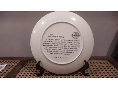 01 PRATO THE BRADFORD EXCHANGE, EDWARD M. KNOWLES AMERICA, O NOME MAIS ANTIGO DA PORCELANA FINA DESDE 1854. PRATO DOS AVÓS DO CSATARI, COM 21 CM DE DIÂMETRO 1984. "A RAINHA DA PATINAGEM" EM INGLES "THE SKATING QUEEN" ESTE PRATO REQUINTADO, CRIADO PELO RENOMADO ARTISTA JOSEPH CSATARI, RETRATA A ALEGRIA E O AMOR COMPARTILHADOS ENTRE AVÓS E NETOS. FEITO COM A MAIS FINA PORCELANA, ESTE PRATO É UMA VERDADEIRA OBRA DE ARTE. PRATO NÚMERO 1295B.COM CERTIFICADO, CAIXA, E FOLHETO DO MESMO EM EXCELENTE ESTADO.ITEM COMPRADO E GARAGENS DE ANTIGUIDADES NOS EUA. SUPORTE PARA PRATO NÃO INCLUÍDO NESTA VENDA. (NO ESTADO) ATENÇÃO! FAZER A VISITAÇÃO ANTES DE ARREMATAR, NÃO SABEMOS SE FUNCIONA, LEILÃO NÃO TEM GARANTIA E NEM DEVOLUÇÃO, SUJEITO A POSSÍVEIS AVARIAS VISÍVEIS/OCULTAS E/OU AUSÊNCIA DE COMPONENTES.