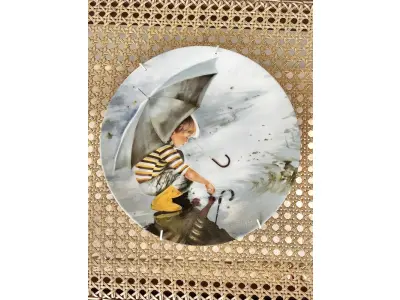 LOTE 032 - 01 PRATO DE COLECIONADOR DE EDIÇÃO LIMITADA DA COLEÇÃO "MARAVILHAS DA INFÂNCIA", INTITULADO "TOCANDO O CÉU",APRESENTA UMA IMAGEM ENCANTADORA DE UM MENINO SEGURANDO UM GUARDA-CHUVA APÓS A CHUVA. O PRATO É FEITO DE PORCELANA FINA E APRESENTA UM DESIGN MULTICOLORIDO E COLORIDO. FOI FABRICADO EM 1982 PELA PEMBERTON & OAKES E É PERFEITO PARA QUALQUER COLECIONADOR OU FÃ DE ITENS RAROS E PRIMEIRO PRATO  DA COLEÇÃO DE PRATOS "MARAVILHAS DA INFÂNCIA". POR DONALD ZOLAN. COM CERTIFICADO DE AUTENTICIDADE ITEM COMPRADO EM GARAGEM DE ANTIGUIDADES DOS EUA.SUPORTE PARA PRATO NÃO INCLUÍDO NESTA VENDA. (NO ESTADO) ATENÇÃO! FAZER A VISITAÇÃO ANTES DE ARREMATAR, NÃO SABEMOS SE FUNCIONA, LEILÃO NÃO TEM GARANTIA E NEM DEVOLUÇÃO, SUJEITO A POSSÍVEIS AVARIAS VISÍVEIS/OCULTAS E/OU AUSÊNCIA DE COMPONENTES.