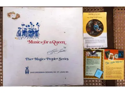 LOTE 238 - 01 RARO PRATO DE COLECIONADOR LYNN LUPETTI MAGIC PEOPLE FANTASY FESTIVAL É UMA ADIÇÃO VIBRANTE A QUALQUER COLEÇÃO, COM 26 CM DE DIÂMETRO. PRATO APRESENTA UM PADRÃO LÚDICO DE UM MENINO EM MEIO A UMA PAISAGEM MÁGICA E FANTÁSTICA, LINDAMENTE REPRESENTADO EM TONS DE AZUL E VERMELHO. CRIADO NOS ESTADOS UNIDOS EM 1982, ELE REMONTA AO FINAL DO SÉCULO XX, REFLETINDO A ARTE E O ESTILO DA DÉCADA DE 1980. FORAM LANÇADAS APENAS 10 MIL PEÇAS ESSE E O PRATO DE NUMERO 3638. UMA TÉCNICA DE PRODUÇÃO EM CERÂMICA ARTÍSTICA, ESTE ITEM DE COLECIONADOR FOI PROJETADO PARA SER EXIBIDO E APRECIADO EM TODAS AS OCASIÕES. O PRATO É UM TESTEMUNHO DA ESTÉTICA DA ÉPOCA, APRESENTANDO UM TEMA NOSTÁLGICO DE CRIANÇAS QUE CAPTURA A IMAGINAÇÃO E O ESPÍRITO DA ÉPOCA. SEJA VOCÊ UM COLECIONADOR EXPERIENTE OU SIMPLESMENTE UM APRECIADOR DO CHARME DE ITENS VINTAGE, ESTA PEÇA CERTAMENTE ENCANTARÁ.ITEM COMPRADO E GARAGENS DE ANTIGUIDADES NOS EUA.SUPORTE PARA PRATO NÃO INCLUÍDO NESTA VENDA. (NO ESTADO) ATENÇÃO! FAZER A VISITAÇÃO ANTES DE ARREMATAR, NÃO SABEMOS SE FUNCIONA, LEILÃO NÃO TEM GARANTIA E NEM DEVOLUÇÃO, SUJEITO A POSSÍVEIS AVARIAS VISÍVEIS/OCULTAS E/OU AUSÊNCIA DE COMPONENTES.