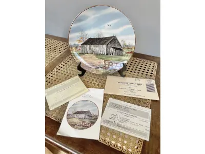 LOTE 092 - 01 RARO PRATO COM O TEMA O CELEIRO AMERICANO DESAPARECIDO  PORCELANA FRANCISCANA. PEÇA  HISTÓRICA DE CELEIRO PROVIDENCE, SOUTHERN TOBACCO BARN, 1983. COM 21 CM DE DIÂMETRO EDIÇAO LIMITADA LANÇADO NOS ANOS 80. PEÇA ENCONTRADA EM UM ARMÁRIO DURANTE A VENDA DE UMA PROPRIEDADE NOS EUA APÓS MUITOS ANOS GUARDADOS.  CAIXA ORIGINAL E COM DOCUMENTOS DA PEÇA, SUPORTE PARA PRATO NÃO INCLUÍDO NESTA VENDA.