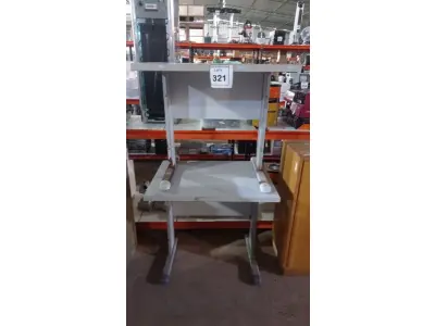 LOTE 321 - 02 MESAS PEQUENAS. (NO ESTADO) ATENÇÃO! FAZER A VISITAÇÃO ANTES DE ARREMATAR, NÃO SABEMOS SE FUNCIONA, LEILÃO NÃO TEM GARANTIA E NEM DEVOLUÇÃO, SUJEITO A POSSÍVEIS AVARIAS VISÍVEIS/OCULTAS E/OU AUSÊNCIA DE COMPONENTES.