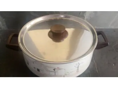 LOTE 221 - 01 PANELA ANTIGA ESMALTADA DECADA DE 80. (NO ESTADO) ATENÇÃO! FAZER A VISITAÇÃO ANTES DE ARREMATAR, NÃO SABEMOS SE FUNCIONA, LEILÃO NÃO TEM GARANTIA E NEM DEVOLUÇÃO, SUJEITO A POSSÍVEIS AVARIAS VISÍVEIS/OCULTAS E/OU AUSÊNCIA DE COMPONENTES.