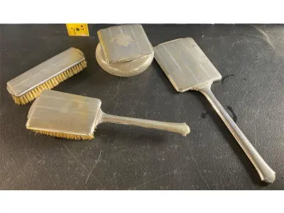 LOTE 010 - 01 CONJUNTO DE ESCOVA DE CABELO VINTAGE GUARDADO DÉCADA DE 80  COMPRADOS EM GARAGEM DE ANTIGUIDADES DOS EUA, ESPELHO COM 36 CM DE ALT.ESCOVA 27 CM,ESCOVA MENOR 16 CM. . (NO ESTADO) ATENÇÃO! FAZER A VISITAÇÃO ANTES DE ARREMATAR, NÃO SABEMOS SE FUNCIONA, LEILÃO NÃO TEM GARANTIA E NEM DEVOLUÇÃO, SUJEITO A POSSÍVEIS AVARIAS VISÍVEIS/OCULTAS E/OU AUSÊNCIA DE COMPONENTES.