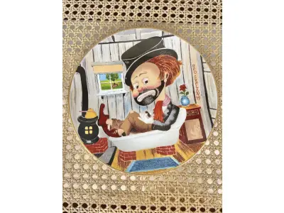 01 RARO PRATO DE COLECIONADOR DE EDIÇÃO LIMITADA APRESENTA O ICÔNICO PERSONAGEM RED SKELETON, "ASSINADO À MÃO" FREDDIE, TOMANDO BANHO EM SUA BANHEIRA. COM 21 CM DE DIÂMETRO, PEÇA  VINTAGE FOI FABRICADA NOS ESTADOS UNIDOS DURANTE A DÉCADA DE 1970 E ESTÁ EM EXCELENTES CONDIÇÕES. PERFEITA PARA QUALQUER ENTUSIASTA DO RED SKELETON, ITEM DE COLECIONADOR, ESTA PEÇA DECORATIVA ADICIONARÁ UM TOQUE DE HUMOR E NOSTALGIA A QUALQUER COLEÇÃO.  ITEM ÚNICO E DIFÍCIL DE ENCONTRAR, UNICO NOBRASIL APENAS 10 MIL PRATOS LANÇADOS NOS EUA. PRATO DE Nº 1342/10.000. ITEM COMPRADO EM GARAGEM DE ANTIGUIDADES NOS EUA.SUPORTE PARA PRATO NÃO INCLUÍDO NESTA VENDA. (NO ESTADO) ATENÇÃO! FAZER A VISITAÇÃO ANTES DE ARREMATAR, NÃO SABEMOS SE FUNCIONA, LEILÃO NÃO TEM GARANTIA E NEM DEVOLUÇÃO, SUJEITO A POSSÍVEIS AVARIAS VISÍVEIS/OCULTAS E/OU AUSÊNCIA DE COMPONENTES.