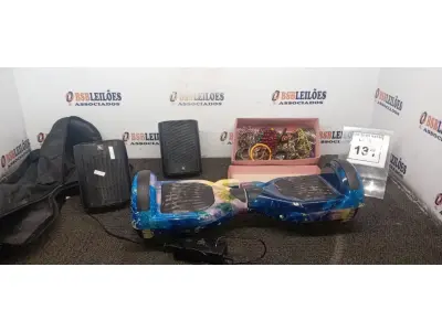 LOTE 131 - 01 HOVERBOARD COM BLUETOOTH CARREGADOR E BOLSA DE TRANSPORTE, 02 CAIXAS ACÚSTICAS INDOOR ACUSTIC RESEARCH,  01 CAIXA COM PULSEIRAS E COLARES. (NO ESTADO) ATENÇÃO! FAZER A VISITAÇÃO ANTES DE ARREMATAR, NÃO SABEMOS SE FUNCIONA, LEILÃO NÃO TEM GARANTIA E NEM DEVOLUÇÃO, SUJEITO A POSSÍVEIS AVARIAS VISÍVEIS/OCULTAS E/OU AUSÊNCIA DE COMPONENTES.