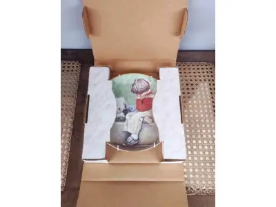 LOTE 014 - 01 RARO PRATO "DAVID'S DILEMMA" "EM PORTUGUES O DILEMA DE DAVID".VINTAGE DE 1982, MOMENTOS ESPECIAIS DE LUCELLE RAAD,4ª EDIÇÃO DA SÉRIE "MOMENTOS ESPECIAIS" CONCEITOS MODERNOS DE 1984,LIMITADO A APENAS 12.500 CÓPIAS EM TODO O MUNDO Nº DO PRATO E 1834, ESTE PRATO DE COLECIONADOR DA MODERN CONCEPTS, LTD. É UMA BELA ADIÇÃO A QUALQUER COLEÇÃO. O PRATO APRESENTA UM DESIGN COLORIDO, FORMATO REDONDO E 21,5 CM DE DIÂMETRO. FOI FEITO EM PORCELANA NO FINAL DO SÉCULO XX, ESPECIFICAMENTE EM 1984. O PRATO FAZ PARTE DA SÉRIE SECRETS SPECIAL MOMENTS, CRIADA POR LUCELLE RAAD, E TEM COMO TEMA CRIANÇAS. É UM ITEM VINTAGE E FOI FABRICADO NOS ESTADOS UNIDOS. ESTE PRATO DECORATIVO DE COLECIONADOR É PERFEITO PARA TODAS AS OCASIÕES E SERIA UM ÓTIMO COMPLEMENTO PARA QUALQUER DECORAÇÃO. EM EXCELENTE ESTADO, POSSUI A CAIXA ORIGINAL CERTIFICADO DE AUTENTICIDADE E OS DOCUMENTOS. O SUPORTE DO PRATO NÃO ESTÁ INCLUÍDO. PEÇA COMPRADA EM GARAGEM DE ANTIGUIDADES NOS EUA. (NO ESTADO) ATENÇÃO! FAZER A VISITAÇÃO ANTES DE ARREMATAR, NÃO SABEMOS SE FUNCIONA, LEILÃO NÃO TEM GARANTIA E NEM DEVOLUÇÃO, SUJEITO A POSSÍVEIS AVARIAS VISÍVEIS/OCULTAS E/OU AUSÊNCIA DE COMPONENTES.