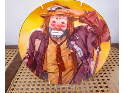 LOTE 019 - 01 PRATO DE COLECIONADOR EMMETT POR ROBERT BLOTTIAUX,PRIMEIRA EDIÇÃO DA ''SÉRIE PALHAÇO FAMOSO''PINTADO EXCLUSIVAMENTE PARA ESTA PLACA DE EDIÇÃO LIMITADA Nº 1682 VEJA NAS FOTOS PREÇOS DELE EM OUTROS PAISES PRATOS MUITOS RAROS VEM EM SUA CAIXA ORIGINAL COM CERTIFICADO ORIGINAL DE AUTENTICIDADE E DOCUMENTAÇÃO. ITEM COMPRADO EM GARAGENS DE ANTIGUIDADES NOS EUA. (NO ESTADO) ATENÇÃO! FAZER A VISITAÇÃO ANTES DE ARREMATAR, NÃO SABEMOS SE FUNCIONA, LEILÃO NÃO TEM GARANTIA E NEM DEVOLUÇÃO, SUJEITO A POSSÍVEIS AVARIAS VISÍVEIS/OCULTAS E/OU AUSÊNCIA DE COMPONENTES.