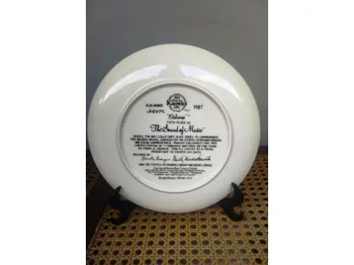 01 PRATO DE COLECIONADOR É UM ITEM ESSENCIAL PARA QUALQUER ENTUSIASTA DE ITENS DECORATIVOS. O PRATO EDELWEISS "A NOVIÇA REBELDE", DA KNOWLES, É O QUINTO DA SÉRIE E VEM COM CERTIFICADO DE AUTENTICIDADE, CAIXA ORIGINAL E UM FOLHETO EXPLICATIVO. O PRATO TEM UM BELO DESIGN MULTICOLORIDO, PINTADO EXCLUSIVAMENTE PARA ESTA EDIÇÃO LIMITADA POR T. CRNKOVICH. O PRATO TEM 21,5 CM DE DIÂMETRO E É FEITO DE PORCELANA FINA, COM UM ESTILO DE PRODUÇÃO DE COZIMENTO EM PORCELANA FINA POR EDWIN M. KNOWLES.PRATO DE NUMERO 3247C. ESTE PRATO VINTAGE É DA DÉCADA DE 1980 E É PERFEITO PARA QUALQUER OCASIÃO.ITEM COMPRADO E GARAGENS DE ANTIGUIDADES NOS EUA. SUPORTE PARA PRATO NÃO INCLUÍDO NESTA VENDA. (NO ESTADO) ATENÇÃO! FAZER A VISITAÇÃO ANTES DE ARREMATAR, NÃO SABEMOS SE FUNCIONA, LEILÃO NÃO TEM GARANTIA E NEM DEVOLUÇÃO, SUJEITO A POSSÍVEIS AVARIAS VISÍVEIS/OCULTAS E/OU AUSÊNCIA DE COMPONENTES.