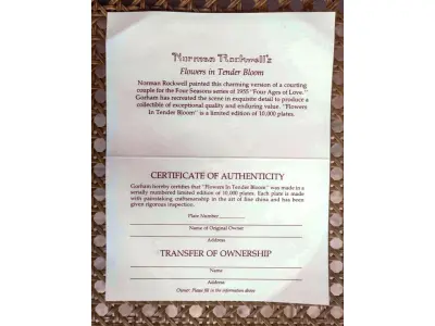 LOTE 068 - 01 RARO E GRANDE PRATO ASSINADO POR NORMAN ROCKWELL, COM 26,50 CM DE DIÂMETRO EDIÇÃO LIMITADA, COM CERTIFICADO DE AUTENTICIDADE EM TONS QUENTES DE MARROM E AMARELO SUAVE, CAPTURA UM MOMENTO ATEMPORAL DE AMOR E COMPROMISSO. A CENA MOSTRA UM CASAL ELEGANTEMENTE VESTIDO ASSINANDO SUA CERTIDÃO DE CASAMENTO. UM CELEBRANTE, SENTADO PRÓXIMO, OBSERVA O MOMENTO COM UMA EXPRESSÃO GENTIL, ADICIONANDO UM TOQUE DE SERIEDADE E TRADIÇÃO À COMPOSIÇÃO. O PRATO  COM ELEGANTES DETALHES DOURADOS NAS BORDAS, REALÇANDO SEU TOQUE CLÁSSICO E SOFISTICADO.UMA BELA REPRESENTAÇÃO DA CAPACIDADE DE ROCKWELL DE CAPTURAR MOMENTOS ÍNTIMOS DA VIDA COM CHARME E DETALHES. ITEM COMPRADO EM GARAGEM DE ANTIGUIDADES NOS EUA.SUPORTE PARA PRATO NÃO INCLUÍDO NESTA VENDA.SUPORTE PARA PRATO NÃO INCLUÍDO NESTA VENDA. (NO ESTADO) ATENÇÃO! FAZER A VISITAÇÃO ANTES DE ARREMATAR, NÃO SABEMOS SE FUNCIONA, LEILÃO NÃO TEM GARANTIA E NEM DEVOLUÇÃO, SUJEITO A POSSÍVEIS AVARIAS VISÍVEIS/OCULTAS E/OU AUSÊNCIA DE COMPONENTES.