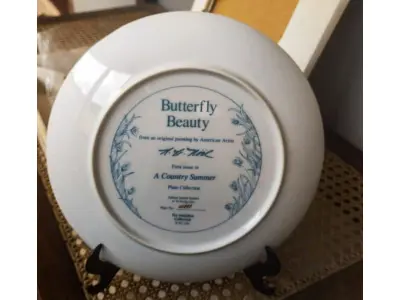 01 PRATO DE COLECIONADOR DA HAMILTON COLLECTION, INTITULADO "BUTTERFLY BEAUTY", UM VERÃO COUNTRY, COM CERTIFICADO DE AUTENTICIDADE É UMA BELA ADIÇÃO A QUALQUER COLEÇÃO. APRESENTA UM DESLUMBRANTE DESIGN DE BORBOLETA MULTICOLORIDA, PERFEITO PARA TODAS AS OCASIÕES E ADICIONANDO UM TOQUE DE EXCENTRICIDADE A QUALQUER AMBIENTE. FABRICADO NOS ESTADOS UNIDOS, COM 10 DIAS DE VENDAS LIMITADOS PRATO NUMERADO COM CERTIFICADO ESTA PEÇA VINTAGE FAZ PARTE DA LINHA COUNTRY SUMMER. COM 23,5 CM DE DIÂMETRO. OBS PEQUE COM PEQUENO BICADO COMO MOSTRA NAS FOTOS. ITEM COMPRADO EM GARAGENS DE ANTIGUIDADES NOS EUA. SUPORTE PARA PRATO NÃO INCLUÍDO NESTA VENDA. (NO ESTADO) ATENÇÃO! FAZER A VISITAÇÃO ANTES DE ARREMATAR, NÃO SABEMOS SE FUNCIONA, LEILÃO NÃO TEM GARANTIA E NEM DEVOLUÇÃO, SUJEITO A POSSÍVEIS AVARIAS VISÍVEIS/OCULTAS E/OU AUSÊNCIA DE COMPONENTES.
