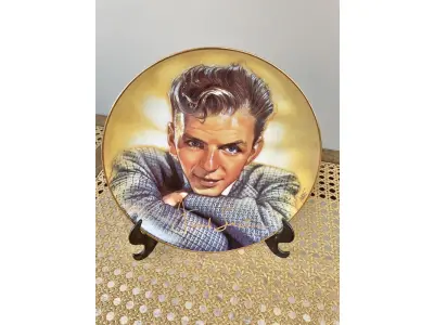 LOTE 212 - 01 RARO PRATO ANOS 90, FRANK SINATRA, "THE BOBBY-SOXER DAYS", FRANKLIN MINT, PLACA DE COLECIONADOR DE EDIÇÃO LIMITADA, RARA. EXCELENTE ESTADO. PEÇA DE COLECIONADOR DE EXPOSIÇÃO MUITO LEGAL DO LENDÁRIO CANTOR!! "THE VOICE" NÚMERO DA PLACA: 5633 COM 21 CM DE DIÂMETRO. ITEM COMPRADO EM GARAGENS DE ANTIGUIDADES NOS EUA. SUPORTE PARA PRATO NÃO INCLUÍDO NESTA VENDA.