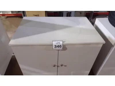 LOTE 346 - 01 ARMÁRIO BAIXO COM 02 PORTAS EM MADEIRA. (NO ESTADO) ATENÇÃO! FAZER A VISITAÇÃO ANTES DE ARREMATAR, NÃO SABEMOS SE FUNCIONA, LEILÃO NÃO TEM GARANTIA E NEM DEVOLUÇÃO, SUJEITO A POSSÍVEIS AVARIAS VISÍVEIS/OCULTAS E/OU AUSÊNCIA DE COMPONENTES.