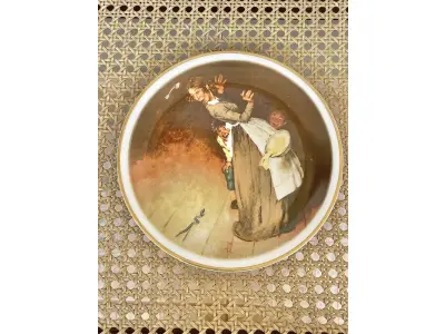 01 BELO PRATO NORMAN ROCKWELL COM 20 CM DE DIÂMETRO APRESENTA A ICÔNICA OBRA DE ARTE DE NORMAN ROCKWELL HUCK FINN SÉRIE 4 "A FUGA DA SERPENTE "NORMAN ROCKWELL DAVE GROSSMAN DESIGN INC. PORCELANA FINA FABRICADO NO JAPÃO NA DÉCADA DE 80 QUARTO DE UMA SÉRIE DE 4EDIÇÃO LIMITADA DE 1981, COM LANÇAMENTO NA ÉPOCA DE APENAS 10.000 EXEMPLARES, PEÇA COMPRADA EM GARAGEM DE ANTIGUIDADES NOS EUA. SUPORTE PARA PRATO NÃO INCLUÍDO NESTA VENDA. (NO ESTADO) ATENÇÃO! FAZER A VISITAÇÃO ANTES DE ARREMATAR, NÃO SABEMOS SE FUNCIONA, LEILÃO NÃO TEM GARANTIA E NEM DEVOLUÇÃO, SUJEITO A POSSÍVEIS AVARIAS VISÍVEIS/OCULTAS E/OU AUSÊNCIA DE COMPONENTES.
