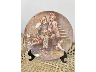 01 RARO PRATO DE NORMAN ROCKWELL  PEÇA DE COLECIONADOR VINTAGE 8-1/2" THE COBBLER 2ND HERITAGE DE KNOWLES 1978 EDWIN M. KNOWLES. EDIÇÃO LIMITADA DE NORMAN ROCKWELL, "VERDADEIRO CLÁSSICO ROCKWELL"" PELA ROCKWELL SOCIETY OF AMERICA CAIXA ORIGINAL. O PRATO MEDE 21,5 CM DE DIÂMETRO. ITEM. FOI ENCONTRADA EM UM ARMÁRIO DURANTE A VENDA DE UMA PROPRIEDADE, APÓS MUITOS ANOS GUARDADOS.  CAIXA ORIGINAL. “SUPORTE PARA PRATO NÃO INCLUÍDO NESTA VENDA. (NO ESTADO) ATENÇÃO! FAZER A VISITAÇÃO ANTES DE ARREMATAR, NÃO SABEMOS SE FUNCIONA, LEILÃO NÃO TEM GARANTIA E NEM DEVOLUÇÃO, SUJEITO A POSSÍVEIS AVARIAS VISÍVEIS/OCULTAS E/OU AUSÊNCIA DE COMPONENTES.