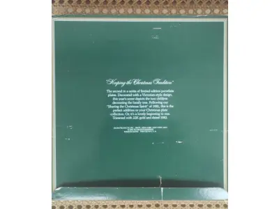 LOTE 096 - 01 LINDO PRATO DE NATAL DA SÉRIE AVON COM 21 CM DE DIÂMETRO  CHRISTMAS MEMORIES, DE 1982, É UMA VERDADEIRA JOIA. COM SEU DESIGN INTRINCADO E DETALHES EM OURO 22K, É UM COMPLEMENTO PERFEITO PARA QUALQUER COLEÇÃO. O MATERIAL EM PORCELANA E A FABRICAÇÃO JAPONESA O TORNAM UM ITEM DURÁVEL E DE ALTA QUALIDADE ,COM UM LINDO TEMA NATALINO, TORNANDO-SE UMA ÓTIMA DECORAÇÃO PARA AS FESTAS DE FIM DE ANO. ESTE PRATO DE COLECIONADOR DA AVON É UM ITEM ESSENCIAL PARA QUALQUER COLECIONADOR OU FÃ DO NATAL.  FEITO EXCLUSIVAMENTE PARA A AVON PEÇA COMPRADA EM GARAGEM DE ANTIGUIDADES NOS EUA. SUPORTE PARA PRATO NÃO INCLUÍDO NESTA VENDA. (NO ESTADO) ATENÇÃO! FAZER A VISITAÇÃO ANTES DE ARREMATAR, NÃO SABEMOS SE FUNCIONA, LEILÃO NÃO TEM GARANTIA E NEM DEVOLUÇÃO, SUJEITO A POSSÍVEIS AVARIAS VISÍVEIS/OCULTAS E/OU AUSÊNCIA DE COMPONENTES.