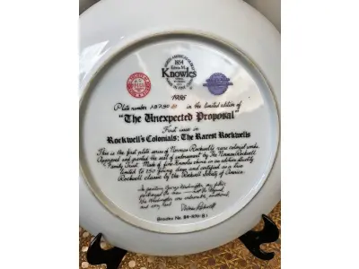 LOTE 216 - 01 RARO PRATO NORMAN ROCKWELL COM 25,5 DE DIAMETRO VINTAGE DE COLECIONADOR- DÉCADA DE 1980 - BRADFORD EXCHANGE - PRATO DECORATIVO - "A PROPOSTA INESPERADA" - PRIMEIRA EDIÇÃO - ROCKWELL'S COLONIALS: THE RAREST ROCKWELLS - EDWIN KNOWLES - COLECIONÁVEL. PRATO DE NUMERO 137B NÚMERO 1920D. ESTÁ EM EXCELENTE ESTADO, COMO NOVO. A BRADFORD EXCHANGE CHAMA OS COLONIAIS DE ROCKWELL DE "OS ROCKWELLS MAIS RAROS"... "NORMAN ROCKWELL RETRATA O ESPLENDOR DA HISTÓRIA AMERICANA." BRADFORD EXCHANGE.ITEM COMPRADO EM GARAGENS DE ANTIGUIDADES NOS EUA. SUPORTE PARA PRATO NÃO INCLUÍDO NESTA VENDA. (NO ESTADO) ATENÇÃO! FAZER A VISITAÇÃO ANTES DE ARREMATAR, NÃO SABEMOS SE FUNCIONA, LEILÃO NÃO TEM GARANTIA E NEM DEVOLUÇÃO, SUJEITO A POSSÍVEIS AVARIAS VISÍVEIS/OCULTAS E/OU AUSÊNCIA DE COMPONENTES.