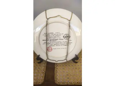 LOTE 236 - 01 BELO PRATO DE COLECIONADOR DE NORMAN ROCKWELL,COMPORADO EM 27/05/1983 VINTAGE DA EDWIN M. KNOWLES, ILUSTRADO PELO ICÔNICO NORMAN ROCKWELL. LANÇADO EM 1983, FAZ PARTE DA 7ª EDIÇÃO DA COLEÇÃO ROCKWELL'S REDISCOVERED WOMEN E FOI PRODUZIDO DE FORMA LIMITADA POR 150 DIAS, COM CERTIFICAÇÃO OFICIAL COMO "STANDING IN THE DOORWAY" PELA SOCIEDADE ROCKWELL AMERICANA. DIÂMETRO: 21,5 CM EDIÇÃO LIMITADA: 7ª EDIÇÃO (1983),COM CERTIFICADO DE AUTENTICIDADE. ITEM COMPRADO E GARAGENS DE ANTIGUIDADES NOS EUA.SUPORTE PARA PRATO NÃO INCLUÍDO NESTA VENDA. (NO ESTADO) ATENÇÃO! FAZER A VISITAÇÃO ANTES DE ARREMATAR, NÃO SABEMOS SE FUNCIONA, LEILÃO NÃO TEM GARANTIA E NEM DEVOLUÇÃO, SUJEITO A POSSÍVEIS AVARIAS VISÍVEIS/OCULTAS E/OU AUSÊNCIA DE COMPONENTES.