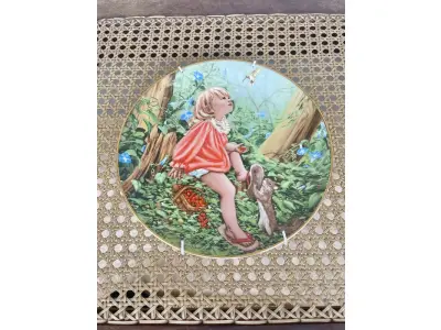 LOTE 257 - 01 LINDO PRATO DE  STRATFORD/NANCY TURNER LTD PRATO ED: O MUNDO DE SUSAN - JOVEM NA FLORESTA. PRATO  DE EDIÇÃO LIMITADA EMITIDA PELA STRATFORD COLLECTION, LTD., DE 1983,CRIADA A PARTIR DE UMA OBRA DE ARTE ORIGINAL DA ARTISTA NANCY TURNER, "O MUNDO DE SUSAN", DA COLEÇÃO DE PLACAS DE EDIÇÃO LIMITADA "REAL CHILDREN". A PLACA APRESENTA UMA LINDA GAROTINHA SENTADA NA FLORESTA. ESTA PLACA DE COLECIONADOR DE EDIÇÃO LIMITADA É FEITA APENAS PARA FINS DECORATIVOS; COM 21 CM DE DIÂMETRO  Nº 542, EMITIDA EM 1983. SEGUNDA EDIÇÃO DA SÉRIE. A PLACA ESTÁ EM EXCELENTES CONDIÇÕES, COMO NOVA, SEM CORTES, RACHADURAS, TRINCAS OU REPAROS. E COM CERTIFICADO DE AUTENTICIDADE DA PEÇA  CORES LINDAS COM RIQUEZA DE DETALHES! ITEM COMPRADO E GARAGENS DE ANTIGUIDADES NOS EUA. SUPORTE PARA PRATO NÃO INCLUÍDO NESTA VENDA. (NO ESTADO) ATENÇÃO! FAZER A VISITAÇÃO ANTES DE ARREMATAR, NÃO SABEMOS SE FUNCIONA, LEILÃO NÃO TEM GARANTIA E NEM DEVOLUÇÃO, SUJEITO A POSSÍVEIS AVARIAS VISÍVEIS/OCULTAS E/OU AUSÊNCIA DE COMPONENTES.