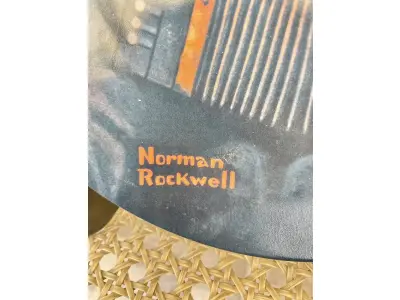 LOTE 210 - 01 RARO PRATO VINTAGE DE COLECIONADOR APRESENTA A ICÔNICA PINTURA DE NORMAN ROCKWELL, "THE MUSIC MAKER". COM 21 CM DE DIÂMETRO, E É FEITO DE PORCELANA. O PRATO FAZ PARTE DA FRANQUIA "KNOWLES" DE EDIÇÃO LIMITADA E PERTENCE À LINHA DE PRODUTOS "EARLY AMERICAN PRESCUT/EAPC".O PRATO É DECORADO COM UM PADRÃO RÚSTICO E APRESENTA UMA IMAGEM COLORIDA DE UM HOMEM TOCANDO UM INSTRUMENTO MUSICAL. FOI PRODUZIDO COM A TÉCNICA DE CERÂMICA E FABRICADO NOS ESTADOS UNIDOS NO FINAL DO SÉCULO XX (1970-1999). ESTE PRATO DECORATIVO É PERFEITO PARA TODAS AS OCASIÕES E SERIA UM ÓTIMO COMPLEMENTO PARA QUALQUER COLEÇÃO. NÚMERO DA PLACA: 20755I.COMPRADAS EM LOJAS DE ANTIGUIDADES DOS EUA.O SUPORTE DO PRATO NÃO ESTÁ INCLUÍDO.