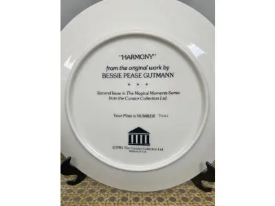 01 LINDO PRATO  "HARMONY" DA OBRA ORIGINAL DE BESSIE PEASE GUTMANN SEGUNDA EDIÇÃO DA SÉRIE THE MAGICAL MOMENTS DA CURATOR COLLECTION LTD. PRATO  NÚMERO 702L 1981 THE CURATOR COLLECTION LTD. FABRICADO NOS EUA NA DÉCADA DE 80 TAMANHO DA PLACA: 21,5 CM DE  DIÂMETRO, COM CAIXA E CERTIFICADO DE AUTENTICIDADE E TODOS OS FOLHETOS ORIGINAL DO MESMO.ITEM COMPRADO E GARAGENS DE ANTIGUIDADES NOS EUA. SUPORTE PARA PRATO NÃO INCLUÍDO NESTA VENDA. (NO ESTADO) ATENÇÃO! FAZER A VISITAÇÃO ANTES DE ARREMATAR, NÃO SABEMOS SE FUNCIONA, LEILÃO NÃO TEM GARANTIA E NEM DEVOLUÇÃO, SUJEITO A POSSÍVEIS AVARIAS VISÍVEIS/OCULTAS E/OU AUSÊNCIA DE COMPONENTES.