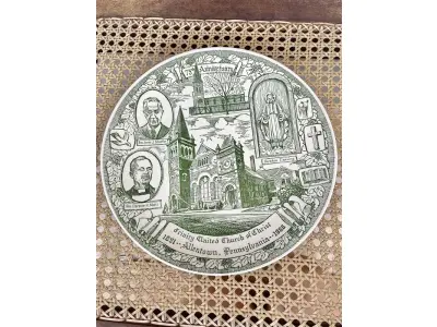 01 RARO E BELO PRATO VERDE SOBRE BRANCO, FEITO EM 1966 PARA CELEBRAR O 75º ANIVERSÁRIO DA IGREJA UNIDA DE CRISTO DA TRINDADE EM ALLENTOWN, CONDADO DE LEHIGH, PENSILVÂNIA. INFELIZMENTE, ACREDITO QUE A IGREJA UNIDA DE CRISTO DA TRINDADE FECHOU HÁ ALGUNS ANOS, DEVIDO AO ENCOLHIMENTO DA CONGREGAÇÃO. O CONTEXTO HISTÓRICO DA IGREJA ESTÁ NO VERSO DO PRATO. O PRATO FOI FEITO PELA KETTLESPRINGS KILNS, ALLIANCE, OHIO, E TEM 25 CM DE DIÂMETRO, CÓDIGO Nº 1532.O SUPORTE DO PRATO NÃO ESTÁ INCLUÍDO. (NO ESTADO) ATENÇÃO! FAZER A VISITAÇÃO ANTES DE ARREMATAR, NÃO SABEMOS SE FUNCIONA, LEILÃO NÃO TEM GARANTIA E NEM DEVOLUÇÃO, SUJEITO A POSSÍVEIS AVARIAS VISÍVEIS/OCULTAS E/OU AUSÊNCIA DE COMPONENTES.