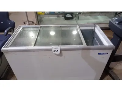 LOTE 351 - 01 FREEZER HORIZONTAL. (NO ESTADO) ATENÇÃO! FAZER A VISITAÇÃO ANTES DE ARREMATAR, NÃO SABEMOS SE FUNCIONA, LEILÃO NÃO TEM GARANTIA E NEM DEVOLUÇÃO, SUJEITO A POSSÍVEIS AVARIAS VISÍVEIS/OCULTAS E/OU AUSÊNCIA DE COMPONENTES.