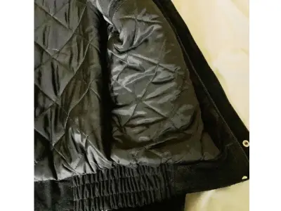 LOTE 005 - 01 JAQUETA DE COURO PRETA DE CAMURÇA MASCULINA TAMANHO M COMPRADO EM LOJA NOS EUA.NO BRASIL EM EXCELENTE ESTADO. . (NO ESTADO) ATENÇÃO! FAZER A VISITAÇÃO ANTES DE ARREMATAR, NÃO SABEMOS SE FUNCIONA, LEILÃO NÃO TEM GARANTIA E NEM DEVOLUÇÃO, SUJEITO A POSSÍVEIS AVARIAS VISÍVEIS/OCULTAS E/OU AUSÊNCIA DE COMPONENTES.