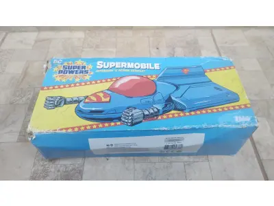 01 MCFARLANE TOYS DC SUPER POWERS SUPERMOBILE ACTION FIGURE NOVO NA CAIXA ABERTPO APENAS PARA CONFERENCIA COMPRADO NOS EUA ORIGINAL. (NO ESTADO) ATENÇÃO! FAZER A VISITAÇÃO ANTES DE ARREMATAR, NÃO SABEMOS SE FUNCIONA, LEILÃO NÃO TEM GARANTIA E NEM DEVOLUÇÃO, SUJEITO A POSSÍVEIS AVARIAS VISÍVEIS/OCULTAS E/OU AUSÊNCIA DE COMPONENTES.