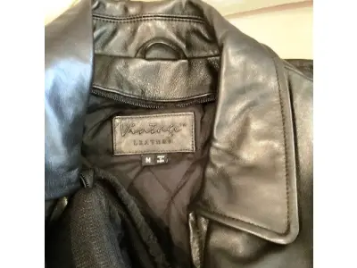 LOTE 006 - 01 JAQUETA DE COURO MASCULINA DA VINTAGE LEATHER TAMANHO M COMPRADO EM LOJA NOS EUA.NO BRASIL EM EXCELENTE ESTADO. (NO ESTADO) ATENÇÃO! FAZER A VISITAÇÃO ANTES DE ARREMATAR, NÃO SABEMOS SE FUNCIONA, LEILÃO NÃO TEM GARANTIA E NEM DEVOLUÇÃO, SUJEITO A POSSÍVEIS AVARIAS VISÍVEIS/OCULTAS E/OU AUSÊNCIA DE COMPONENTES.