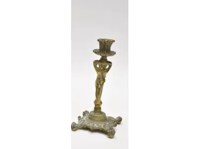 LOTE 047 - 01 CASTIÇAL DE BRONZE PARA VELA, 26 DE ALTURA. (NO ESTADO) ATENÇÃO! FAZER A VISITAÇÃO ANTES DE ARREMATAR, NÃO SABEMOS SE FUNCIONA, LEILÃO NÃO TEM GARANTIA E NEM DEVOLUÇÃO, SUJEITO A POSSÍVEIS AVARIAS VISÍVEIS/OCULTAS E/OU AUSÊNCIA DE COMPONENTES.