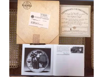 01 PRATO COLECIONÁVEL DE NORMAN ROCKWELL DE 1986 - 4545B"AN ORPHAN'S HOPE", COM CAIXA E CERTIFICADO DE AUTENTICIDADE. BRADEX Nº 84-R82-7.72ª EDIÇÃO DA SÉRIE ROCKWELL'S AMERICAN DREAM. ACOMPANHA CAIXA ORIGINAL, FOLHETO E CERTIFICADO DE AUTENTICIDADE E  UM ÓTIMO COMPLEMENTO PARA QUALQUER COLEÇÃO. O PRATO FOI FABRICADO NOS ESTADOS UNIDOS NA DÉCADA DE 1980 E É CONSIDERADO UM ITEM VINTAGE. ALÉM DE SUA IMPORTÂNCIA CULTURAL COMO ITEM COLECIONÁVEL AMERICANO, ESTE PRATO TAMBÉM OSTENTA DIVERSAS CARACTERÍSTICAS, INCLUINDO O STATUS DE EDIÇÃO LIMITADA E A INCLUSÃO DA EMBALAGEM E DOCUMENTAÇÃO ORIGINAIS. É PERFEITO PARA QUALQUER OCASIÃO E UM ÓTIMO PRESENTE PARA QUALQUER COLECIONADOR OU ENTUSIASTA.COMPRADAS EM LOJAS DE ANTIGUIDADES DOS EUA.O SUPORTE DO PRATO NÃO ESTÁ INCLUÍDO. (NO ESTADO) ATENÇÃO! FAZER A VISITAÇÃO ANTES DE ARREMATAR, NÃO SABEMOS SE FUNCIONA, LEILÃO NÃO TEM GARANTIA E NEM DEVOLUÇÃO, SUJEITO A POSSÍVEIS AVARIAS VISÍVEIS/OCULTAS E/OU AUSÊNCIA DE COMPONENTES.