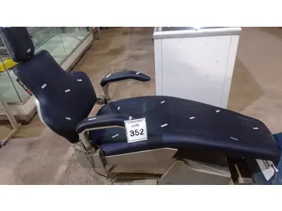 LOTE 352 - 01 CADEIRA ELÉTRICA ODONTOLÓGICA. (NO ESTADO) ATENÇÃO! FAZER A VISITAÇÃO ANTES DE ARREMATAR, NÃO SABEMOS SE FUNCIONA, LEILÃO NÃO TEM GARANTIA E NEM DEVOLUÇÃO, SUJEITO A POSSÍVEIS AVARIAS VISÍVEIS/OCULTAS E/OU AUSÊNCIA DE COMPONENTES.