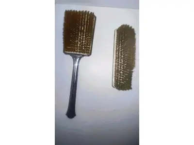 LOTE 010 - 01 CONJUNTO DE ESCOVA DE CABELO VINTAGE GUARDADO DÉCADA DE 80  COMPRADOS EM GARAGEM DE ANTIGUIDADES DOS EUA, ESPELHO COM 36 CM DE ALT.ESCOVA 27 CM,ESCOVA MENOR 16 CM. . (NO ESTADO) ATENÇÃO! FAZER A VISITAÇÃO ANTES DE ARREMATAR, NÃO SABEMOS SE FUNCIONA, LEILÃO NÃO TEM GARANTIA E NEM DEVOLUÇÃO, SUJEITO A POSSÍVEIS AVARIAS VISÍVEIS/OCULTAS E/OU AUSÊNCIA DE COMPONENTES.