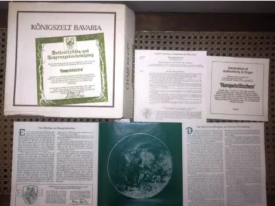 LOTE 261 - 01 BELO PRATO DE COLECIONADOR DO FAMOS ARTISTA CHARLES GEHM, COM 20 CM DE DIÂMETRO RETRATA UM CONTO DE FADAS CLÁSSICO DOS IRMÃOS GRIMM, RUPELSTILZCHEN. PRODUZIDA PELA KÖNIGSZELT BAVARIA EM UMA EDIÇÃO LIMITADA EM 1981.COM O CERTIFICADO DE AUTENTICIDADE  E FOLHETOS DOS MESMO  FABRICADO NA ALEMANHA EM 1981, O PRATO APRESENTA UM ESTILO E TÉCNICA DE PRODUÇÃO EM CERÂMICA ARTÍSTICA REQUINTADA. O PRATO ESTÁ EM PERFEITAS CONDIÇÕES, PRONTO PARA SER EXIBIDO OU ADICIONADO À COLEÇÃO DE PRATOS DE QUALQUER COLECIONADOR. A ÉPOCA DO PRATO SITUA-SE NO FINAL DO SÉCULO XX, ESPECIFICAMENTE ENTRE OS ANOS DE 1970 E 1999.ITEM COMPRADO E GARAGENS DE ANTIGUIDADES NOS EUA. SUPORTE PARA PRATO NÃO INCLUÍDO NESTA VENDA. (NO ESTADO) ATENÇÃO! FAZER A VISITAÇÃO ANTES DE ARREMATAR, NÃO SABEMOS SE FUNCIONA, LEILÃO NÃO TEM GARANTIA E NEM DEVOLUÇÃO, SUJEITO A POSSÍVEIS AVARIAS VISÍVEIS/OCULTAS E/OU AUSÊNCIA DE COMPONENTES.