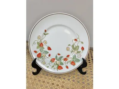 LOTE 222 - 01 PRATO DE PORCELANA VINTAGE AVON MORANGO COM 6 SABONETES  DE 1978.ESTE PRATO, FEITO DE PORCELANA FINA, FOI DECORADO À MÃO COM DETALHES EM OURO 22K NO BRASIL. O PRATO TEM 19 CM DE DIÂMETRO. EXCELENTE ESTADO. ITEM RARO COMPRADO EM HARVEST HILLS NOS EUA ESTAVA GUARDADO A ANOS.SUPORTE PARA PRATO NÃO INCLUÍDO NESTA VENDA. (NO ESTADO) ATENÇÃO! FAZER A VISITAÇÃO ANTES DE ARREMATAR, NÃO SABEMOS SE FUNCIONA, LEILÃO NÃO TEM GARANTIA E NEM DEVOLUÇÃO, SUJEITO A POSSÍVEIS AVARIAS VISÍVEIS/OCULTAS E/OU AUSÊNCIA DE COMPONENTES.