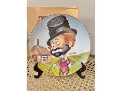 LOTE 064 - 01 PRATO VINTAGE DE COLECIONADOR, DESENHO DE PALHAÇO INTITULADO "FREDDIE'S SHACK" DE RED SKELTON  PEÇA ASSINADO PELO ARTISTA. TEM UM DESIGN MULTICOLORIDO E COLORIDO. PEÇA PRODUZIDO NOS ESTADOS UNIDOS DE CERÂMICA DE ALTA QUALIDADE COM 21 CM DE DIÂMETRO , É UMA PEÇA DE EDIÇÃO LIMITADA DO FINAL DO SÉCULO XX (1980-1989). TIRAGEM: DE 8147/10,000 ESTE PRATO É PERFEITO PARA COLECIONADORES DE ITENS COM TEMÁTICA CIRCENSE E PARA AQUELES QUE APRECIAM A ARTE DE PEÇAS VINTAGE. COM CAIXA ORIGINAL. ITEM COMPRADO EM GARAGEM DE ANTIGUIDADES NOS EUA.SUPORTE PARA PRATO NÃO INCLUÍDO NESTA VENDA. (NO ESTADO) ATENÇÃO! FAZER A VISITAÇÃO ANTES DE ARREMATAR, NÃO SABEMOS SE FUNCIONA, LEILÃO NÃO TEM GARANTIA E NEM DEVOLUÇÃO, SUJEITO A POSSÍVEIS AVARIAS VISÍVEIS/OCULTAS E/OU AUSÊNCIA DE COMPONENTES.