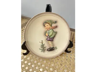 01 RARO PRATO DA COLEÇÃO VINTAGE, 1985, GOEBEL, DA SÉRIE CELEBRATION PLATE, 1989, EXCLUSIVAMENTE PARA MEMBROS DO GOEBEL COLLECTION. A GOEBEL COLLECTION  E UMA EMPRESA AMERICANA MUITO FAMOSA ESSES PRATOS ERA SOMENTE PARA MEMBROS DO CLUB CLUB. M.J. HUMMEL Nº 735 "IT'S COLD", MENINO DE CACHECOL. NA CAIXA. PRATO MEDE 15,5 CM. COMPRADO EM GARAGEM DE ANTIGUIDADES NOS EUA.SUPORTE PARA PRATO NÃO INCLUÍDO NESTA VENDA. (NO ESTADO) ATENÇÃO! FAZER A VISITAÇÃO ANTES DE ARREMATAR, NÃO SABEMOS SE FUNCIONA, LEILÃO NÃO TEM GARANTIA E NEM DEVOLUÇÃO, SUJEITO A POSSÍVEIS AVARIAS VISÍVEIS/OCULTAS E/OU AUSÊNCIA DE COMPONENTES.