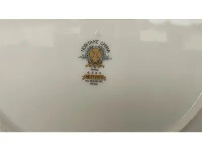 LOTE 086 - 01 PRATO VINTAGE NORITAKE CHINA COLBURN. FABRICADOS NO JAPÃO EM 1982, PRATO COM ACABAMENTO BRANCO BRILHANTE E UM LINDO PADRÃO FLORAL COM 26,5 CM DE DIÂMETRO E SÃO PERFEITOS PARA ENFEITES EM TODAS AS OCASIÕES. FEITOS EM PORCELANA DE ALTA QUALIDADE, SÃO PEÇAS VINTAGE ORIGINAIS, COM ESTAMPAGEM E TÉCNICA DE PRODUÇÃO EM CERÂMICA. O PADRÃO COLBURN ADICIONA UM TOQUE CONTEMPORÂNEO À COLEÇÃO, TORNANDO-O UM ITEM ESSENCIAL PARA QUALQUER COLECIONADOR OU AMANTE DE CERÂMICA ARTÍSTICA. COMPRADO EM GARAGEM DE ANTIGUIDADES NOS EUA. “SUPORTE PARA PRATO NÃO INCLUÍDO NESTA VENDA. (NO ESTADO) ATENÇÃO! FAZER A VISITAÇÃO ANTES DE ARREMATAR, NÃO SABEMOS SE FUNCIONA, LEILÃO NÃO TEM GARANTIA E NEM DEVOLUÇÃO, SUJEITO A POSSÍVEIS AVARIAS VISÍVEIS/OCULTAS E/OU AUSÊNCIA DE COMPONENTES.