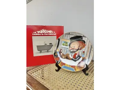 LOTE 110 - 01 RARO PRATO DE COLECIONADOR DE EDIÇÃO LIMITADA APRESENTA O ICÔNICO PERSONAGEM RED SKELETON, "ASSINADO À MÃO" FREDDIE, TOMANDO BANHO EM SUA BANHEIRA. COM 21 CM DE DIÂMETRO, PEÇA  VINTAGE FOI FABRICADA NOS ESTADOS UNIDOS DURANTE A DÉCADA DE 1970 E ESTÁ EM EXCELENTES CONDIÇÕES. PERFEITA PARA QUALQUER ENTUSIASTA DO RED SKELETON, ITEM DE COLECIONADOR, ESTA PEÇA DECORATIVA ADICIONARÁ UM TOQUE DE HUMOR E NOSTALGIA A QUALQUER COLEÇÃO.  ITEM ÚNICO E DIFÍCIL DE ENCONTRAR, UNICO NOBRASIL APENAS 10 MIL PRATOS LANÇADOS NOS EUA. PRATO DE Nº 1342/10.000. ITEM COMPRADO EM GARAGEM DE ANTIGUIDADES NOS EUA.SUPORTE PARA PRATO NÃO INCLUÍDO NESTA VENDA. (NO ESTADO) ATENÇÃO! FAZER A VISITAÇÃO ANTES DE ARREMATAR, NÃO SABEMOS SE FUNCIONA, LEILÃO NÃO TEM GARANTIA E NEM DEVOLUÇÃO, SUJEITO A POSSÍVEIS AVARIAS VISÍVEIS/OCULTAS E/OU AUSÊNCIA DE COMPONENTES.