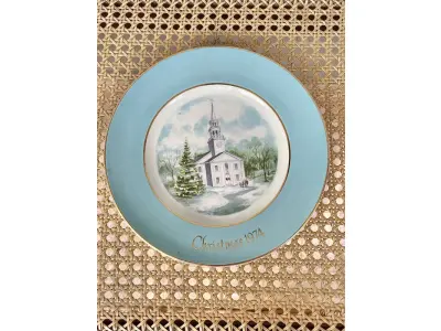 01 LINDO PRATO DE NATAL DA SÉRIE AVON CHRISTMAS PLATE  PRATO DE COLECIONADOR FEITO NA INGLATERRA POR ENOCH WEDGWOOD CHRISTMAS SERIES 2ª EDIÇÃO  SÉRIE COUNTRY CHURCH 2ª EDIÇÃO 1974 VINTAGE. (TUNSTALL) EM 1980.COM 21,5 CM DE DIÂMETRO COM DOIS ANÉIS DE OURO 22K . ITEM COMPRADO EM GARAGENS DE ANTIGUIDADES NOS EUA." ITEM COMPRADO EM GARAGENS DE ANTIGUIDADES NOS EUA.SUPORTE PARA PRATO NÃO INCLUÍDO NESTA VENDA. (NO ESTADO) ATENÇÃO! FAZER A VISITAÇÃO ANTES DE ARREMATAR, NÃO SABEMOS SE FUNCIONA, LEILÃO NÃO TEM GARANTIA E NEM DEVOLUÇÃO, SUJEITO A POSSÍVEIS AVARIAS VISÍVEIS/OCULTAS E/OU AUSÊNCIA DE COMPONENTES.