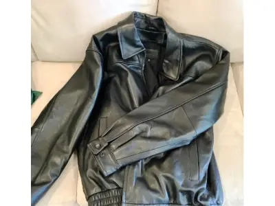 LOTE 006 - 01 JAQUETA DE COURO MASCULINA DA VINTAGE LEATHER TAMANHO M COMPRADO EM LOJA NOS EUA.NO BRASIL EM EXCELENTE ESTADO. (NO ESTADO) ATENÇÃO! FAZER A VISITAÇÃO ANTES DE ARREMATAR, NÃO SABEMOS SE FUNCIONA, LEILÃO NÃO TEM GARANTIA E NEM DEVOLUÇÃO, SUJEITO A POSSÍVEIS AVARIAS VISÍVEIS/OCULTAS E/OU AUSÊNCIA DE COMPONENTES.